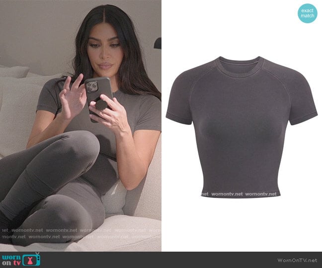 Skims Vintage Cropped Raglan T-shirt worn by Kim Kardashian (Kim Kardashian) on The Kardashians