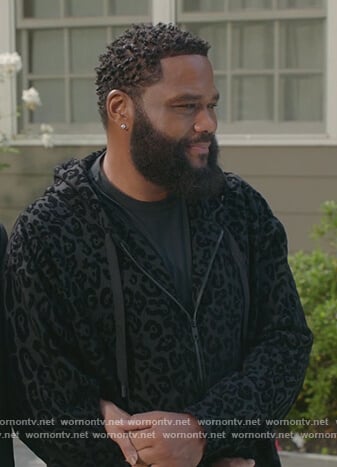 Andre’s black leopard print sweatshirt and pants on Black-ish