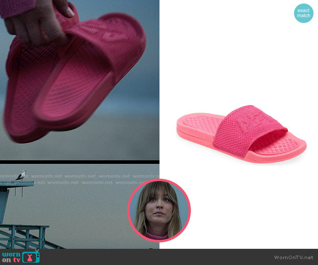 APL Big Logo TechLoom Knit Sport Slide in Metallic Neon Pink worn by Cassie Bowden (Kaley Cuoco) on The Flight Attendant
