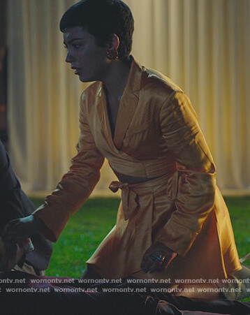Ari’s orange satin cropped blazer and skirt on Elite
