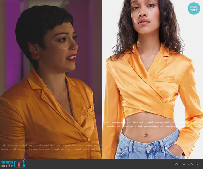 Bershka Cropped Satin Blazer worn by Ari Blanco (Carla Diaz) on Elite