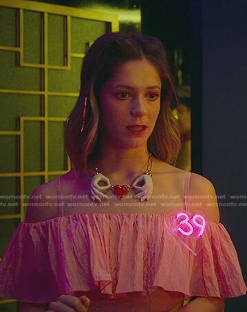 Cayetana’s heart necklace on Elite