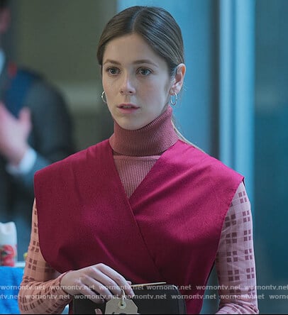 Cayetana’s pink check turtleneck on Elite