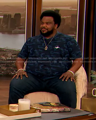 Craig Robinson’s blue camo tee on The Drew Barrymore Show