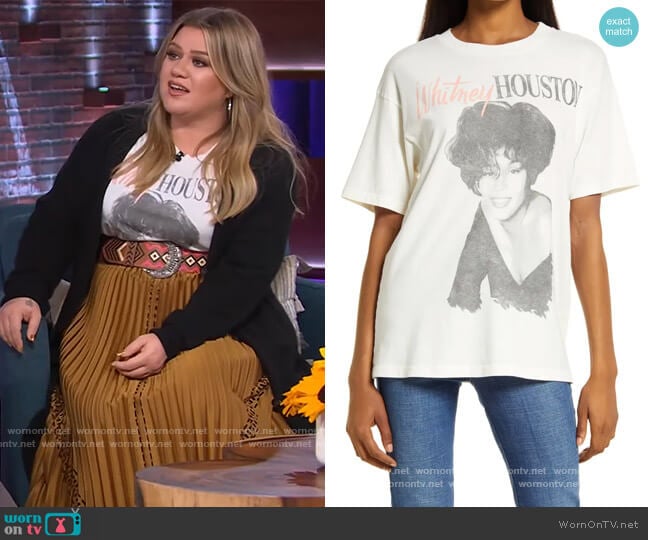 Daydreamer Whitney Houston Fan Club Weekend Graphic Tee worn by Kelly Clarkson on The Kelly Clarkson Show