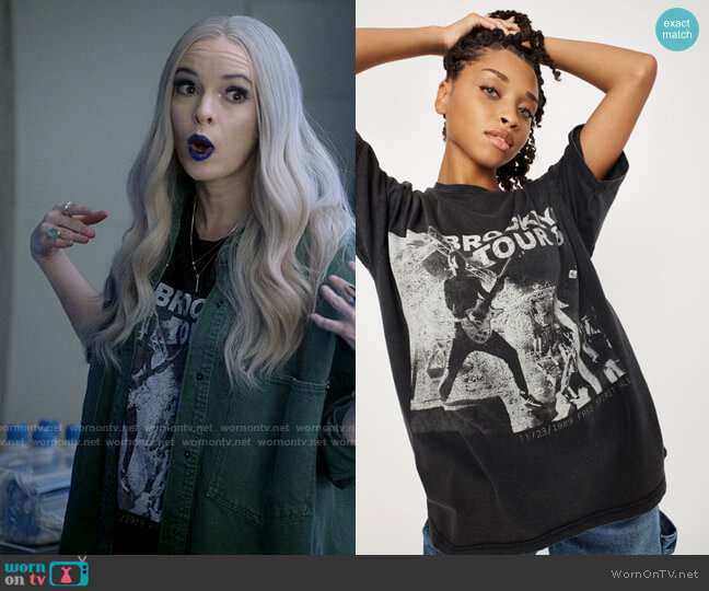Garage Clothing Boyfriend Tee in Washed Black Brooklyn Tour worn by Caitlin Snow (Danielle Panabaker) on The Flash