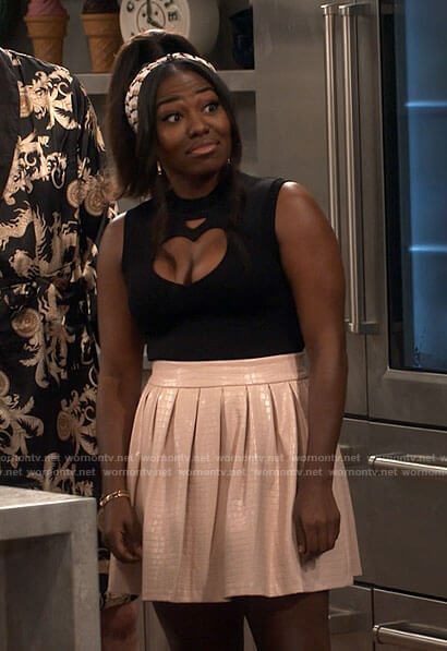 Harper’s black heart cutout top and pink pleated leather skirt on iCarly