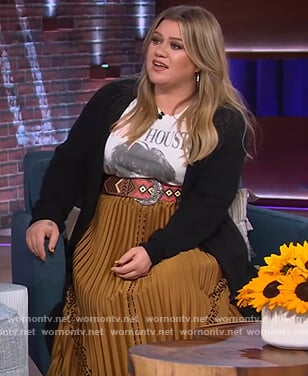 Kelly’s Whitney Houston graphic tee on The Kelly Clarkson Show
