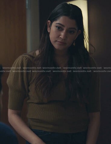 Leela’s khaki ribbed puff sleeve top on The Resident