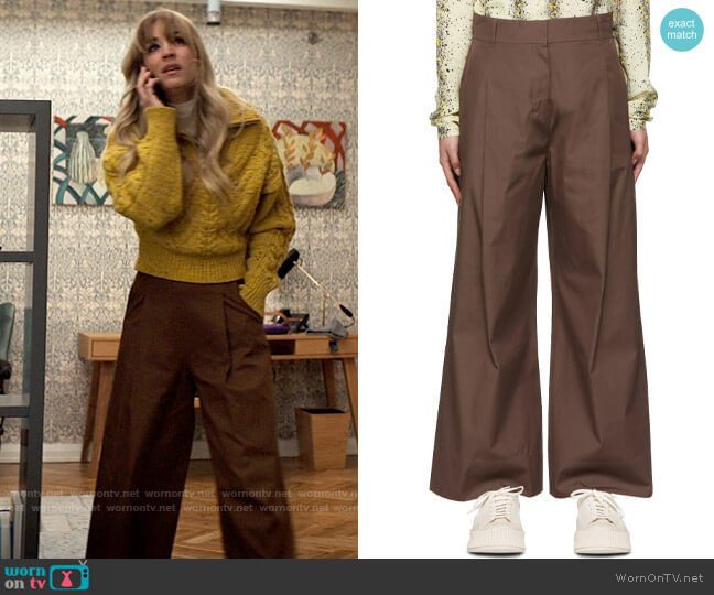 S Max Mara Zeo Trousers worn by Cassie Bowden (Kaley Cuoco) on The Flight Attendant