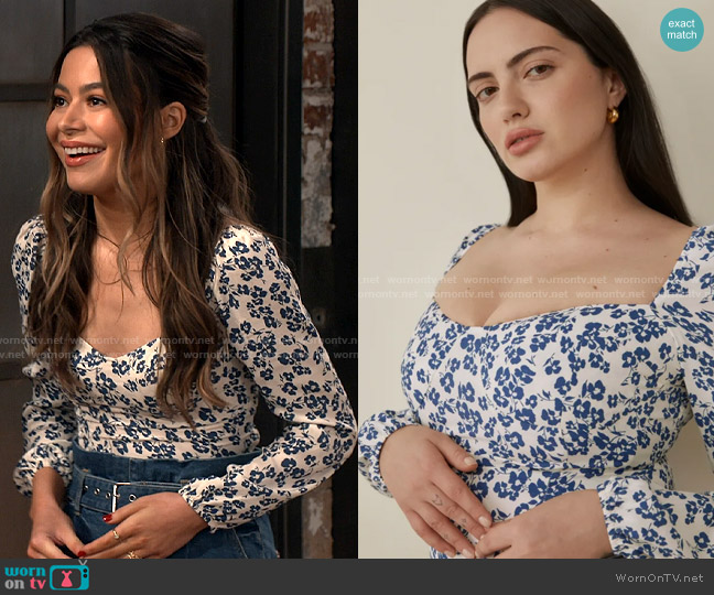 Reformation Reign Top in Milanesa worn by Carly Shay (Miranda Cosgrove) on iCarly