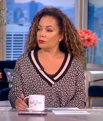 Sunny’s monochrome v-neck sweater on The View