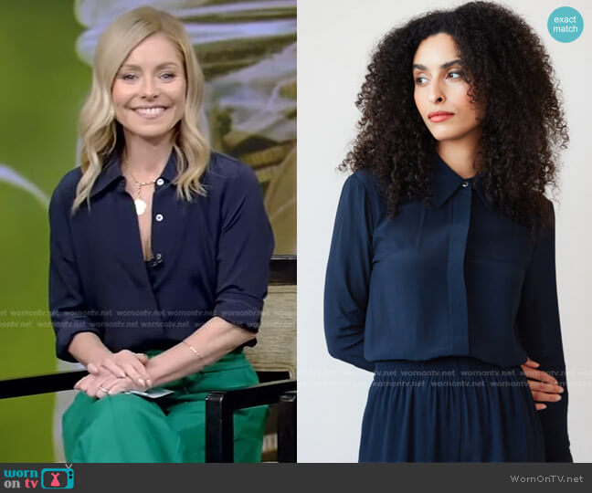 Numi The Simone in Navy worn by Kelly Ripa on Live with Kelly and Mark