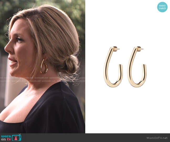 Jennifer Fisher Baby Lilly Teardrop Hoops worn by Brianna (June Raphael) on Grace and Frankie
