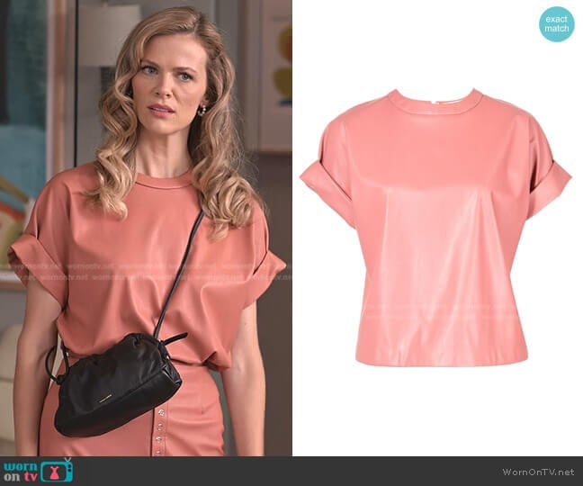 Lapointe Stretch Faux Leather Rolled Sleeve Dolman Tee worn by Mallory (Brooklyn Decker) on Grace and Frankie