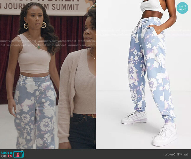ASOS Sweatpants in blue with flower print worn by Keisha (Netta Walker) on All American Homecoming