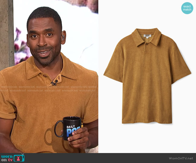 Cos Relaxed Fit Towelling Polo Shirt worn by Justin Sylvester on E! News