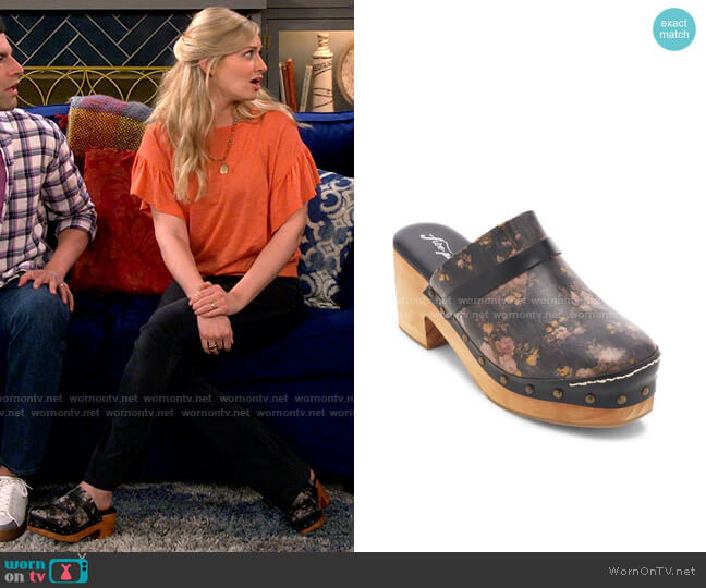 Free People Calabasas Clog in Black Floral Leather worn by Gemma (Beth Behrs) on The Neighborhood