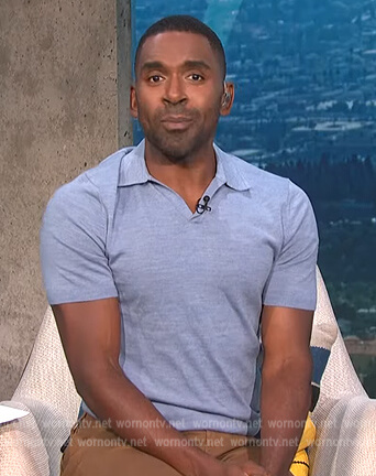 Justin’s light blue polo shirt on E! News Daily Pop