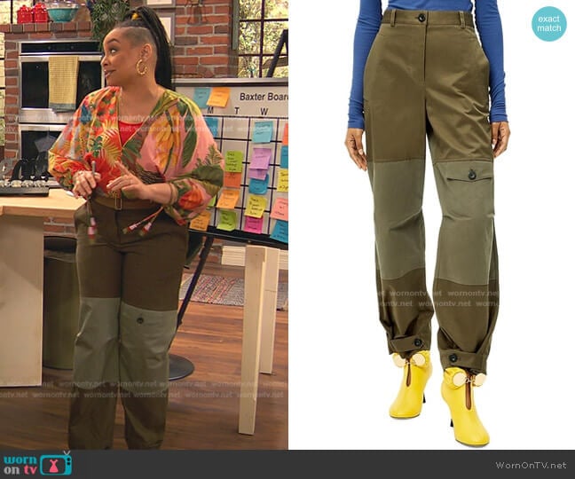 Loewe Bicolor Cargo Balloon Pants in Khaki Green worn by Raven Baxter (Raven-Symoné) on Ravens Home