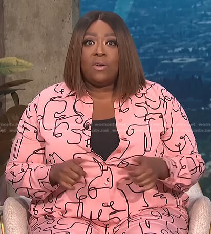 Loni’s pink abstract print blouse and pants on E! News Daily Pop