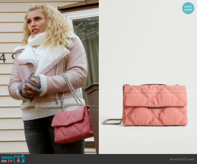 Mango Quilted Chain Bag worn by Summer Dutkowsky (Busy Philipps) on Girls5eva