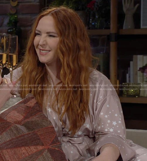 Mariah’s blush pink star print robe on The Young and the Restless