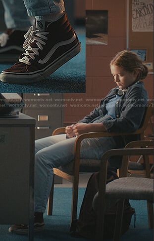 Max’s blue ringer tee and brown sneakers on Stranger Things