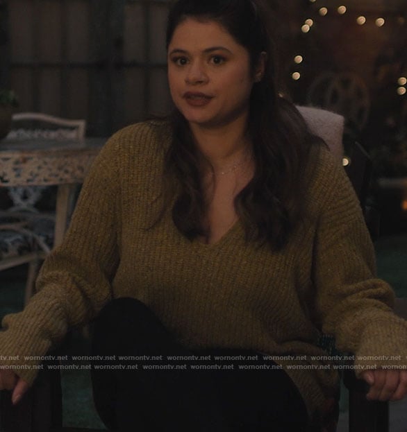 Mel’s green v-neck sweater on Charmed