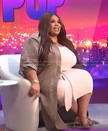Nina’s pink cropped top and tie skirt on E! News Nightly Pop