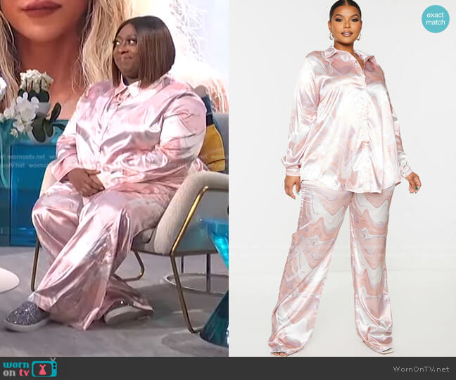 Pretty Little Thing Plus Marble Print Oversized Shirt worn by Loni Love on E! News