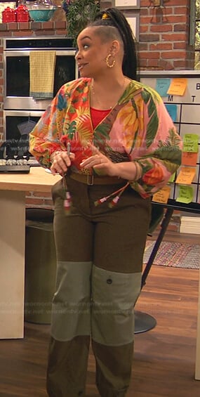 Raven’s printed top and green colorblock pants on Ravens Home