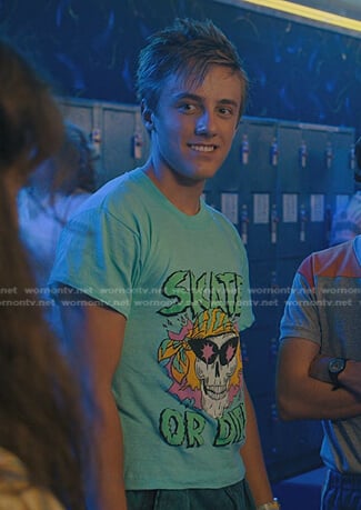 Skate or die skull print tee on Stranger Things