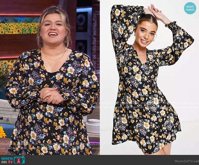 In The Style Jac Jossa balloon sleeve dress in floral print worn by Kelly Clarkson on The Kelly Clarkson Show