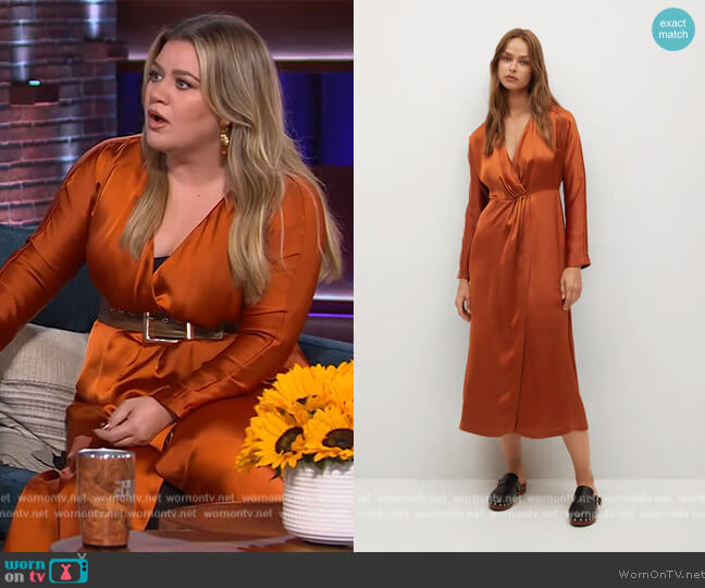 Mango Pleated satin dress worn by Kelly Clarkson on The Kelly Clarkson Show