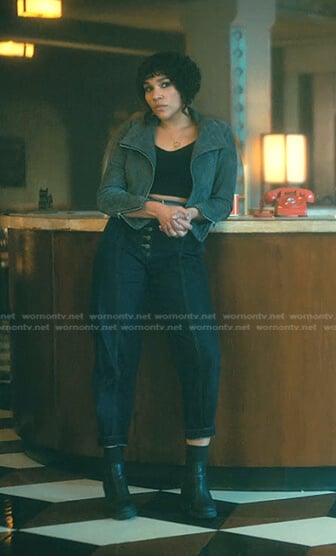 Allison’s grey suede jacket and buttoned jeans on The Umbrella Academy