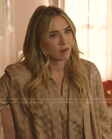 Amanda’s beige checkerboard pajamas and robe on Dynasty