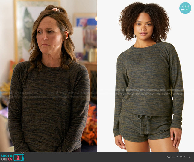 Beyond Yoga Olive Woodgrain Raglan Crew Pullover worn by Jackie Stilton (Molly Shannon) on I Love That For You