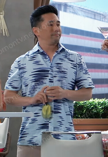 Brad’s blue printed shirt on General Hospital