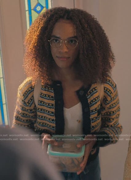 Elle’s floral top and yellow heart print cardigan on Heartstopper