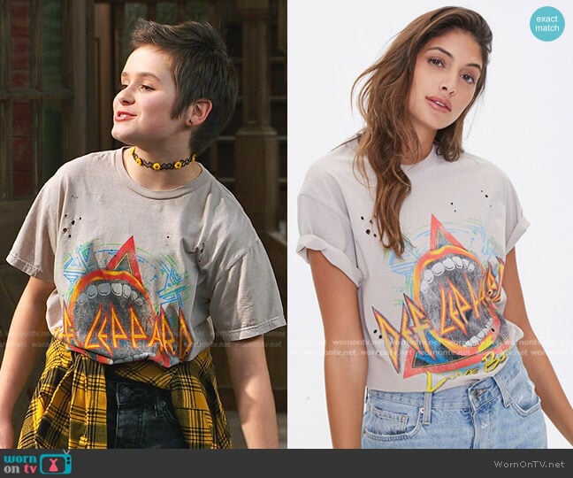 Forever 21 Def Leppard Love Bites Graphic Tee worn by Winnie Webber (Shiloh Verrico) on Bunkd