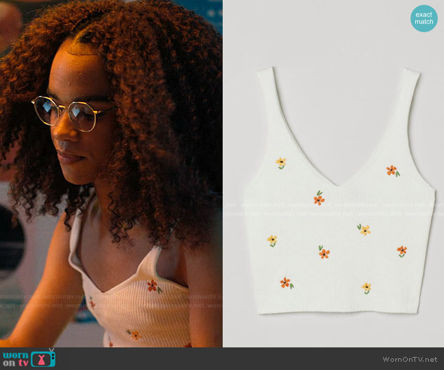 H&M Crop Top in White / Flowers worn by Elle Argent (Yasmin Finney) on Heartstopper