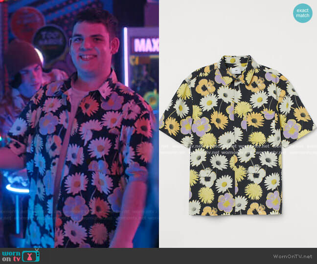 H&M Relaxed Fit Short Sleeve Shirt in Black/Flowers worn by Isaac Henderson (Tobie Donovan) on Heartstopper