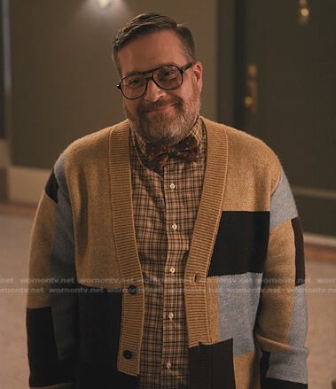 Howard Morris’s colorblock cardigan on Only Murders in the Building