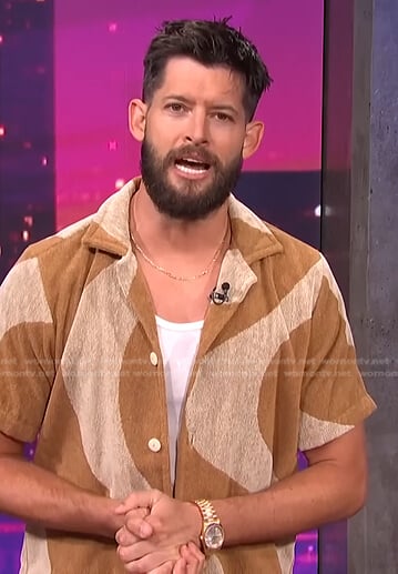 Hunter March’s brown print terry shirt on E! News Nightly Pop