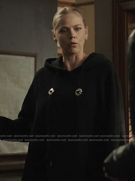 Isobel’s black oversized hoodie on Roswell New Mexico