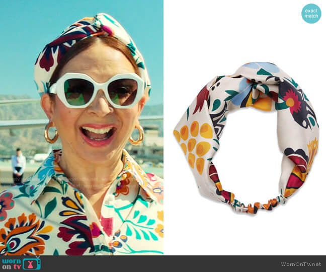 La DoubleJ Pinup Headband in Selva Bianco worn by Molly Novak (Maya Rudolph) on Loot