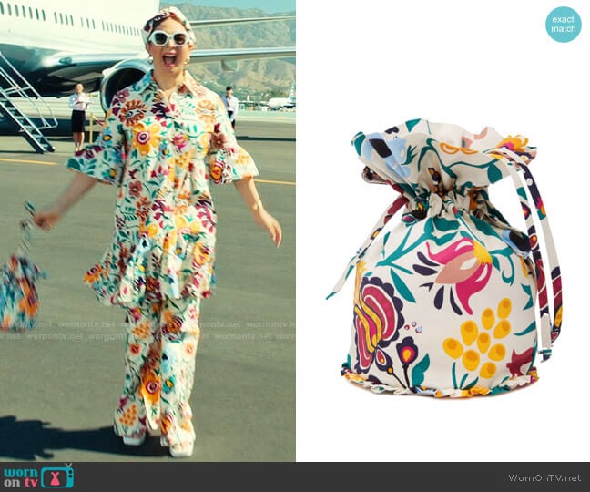 La DoubleJ Party Bag in Selva Bianco worn by Molly Novak (Maya Rudolph) on Loot