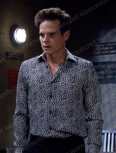 Leo’s grey print shirt on Days of our Lives