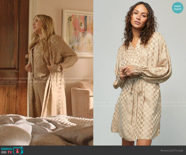 Lunya Washable Silk Checkered Jacquard Robe worn by Amanda Carrington (Eliza Bennett) on Dynasty